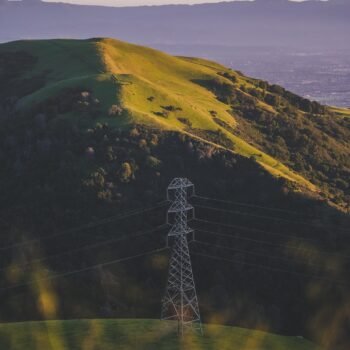 Energía Fabricamos soluciones para generación, transmisión y distribución eléctrica, donde la confiabilidad, vida útil y cumplimiento normativo son fundamentales.