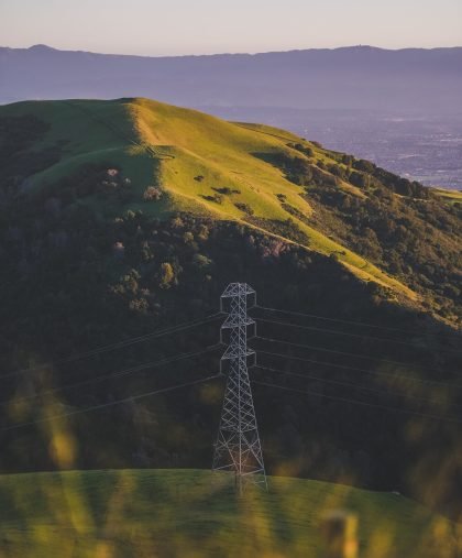 Energía Fabricamos soluciones para generación, transmisión y distribución eléctrica, donde la confiabilidad, vida útil y cumplimiento normativo son fundamentales.