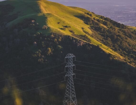 Fabricamos soluciones para generación, transmisión y distribución eléctrica, donde la confiabilidad, vida útil y cumplimiento normativo son fundamentales.