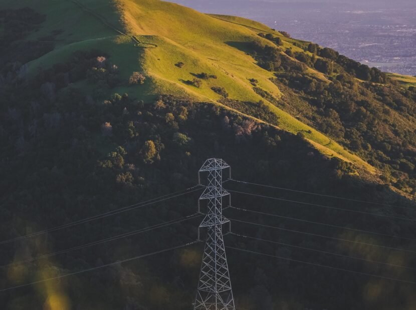 Fabricamos soluciones para generación, transmisión y distribución eléctrica, donde la confiabilidad, vida útil y cumplimiento normativo son fundamentales.